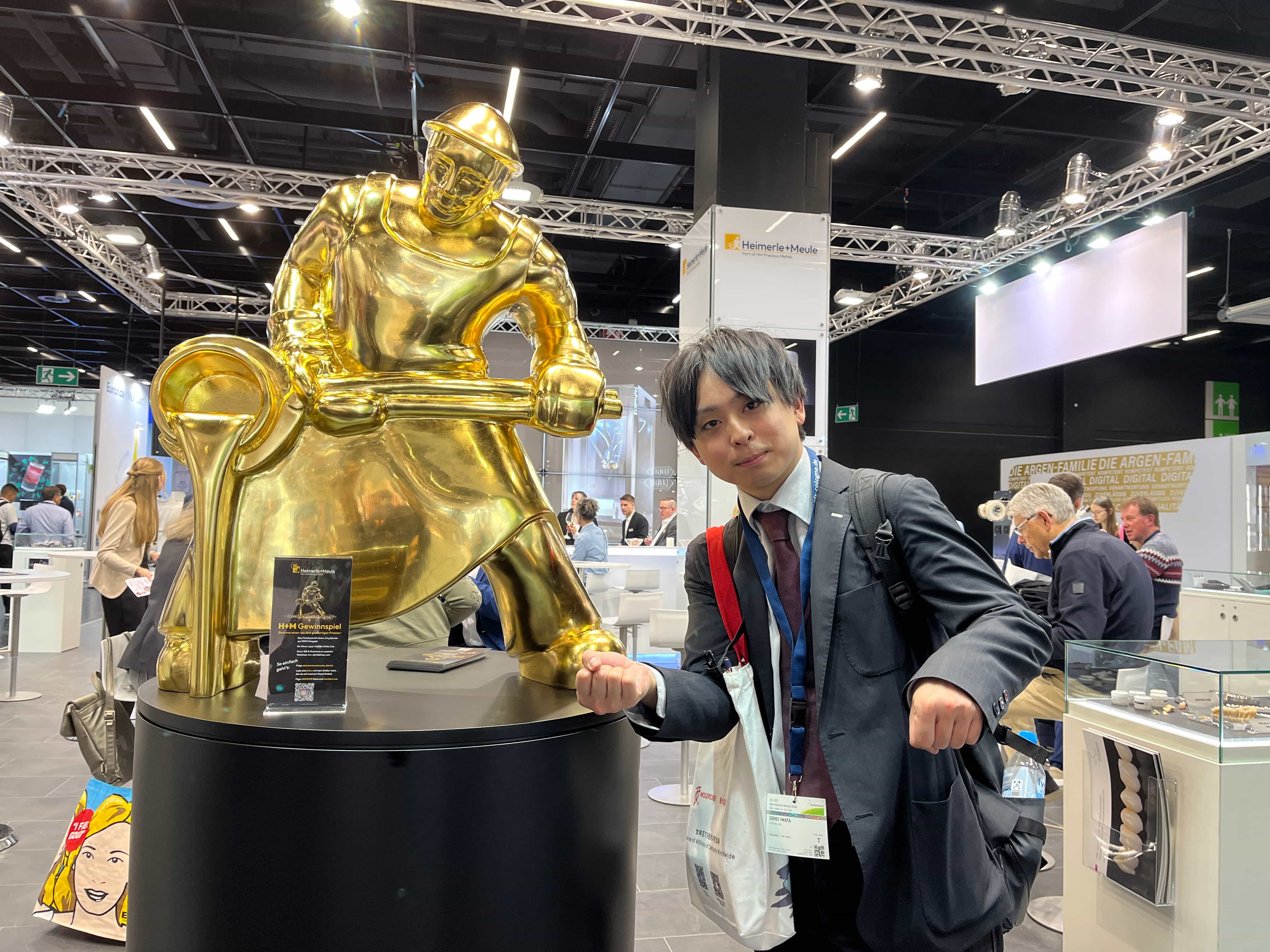 思わず同じポーズ！金ピカで目立っていました！