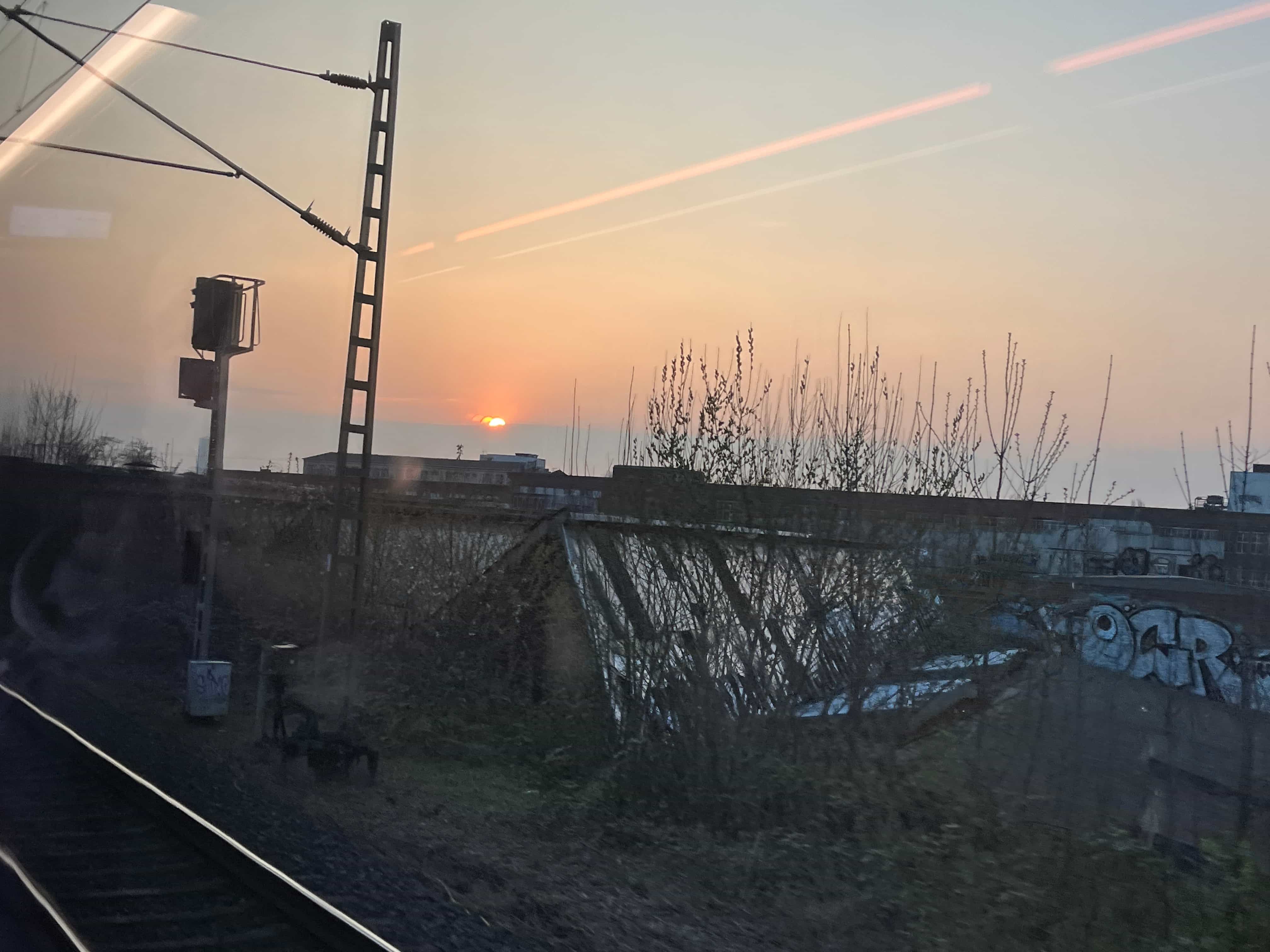 帰りの電車からの風景。1日に2万歩以上歩いていました。