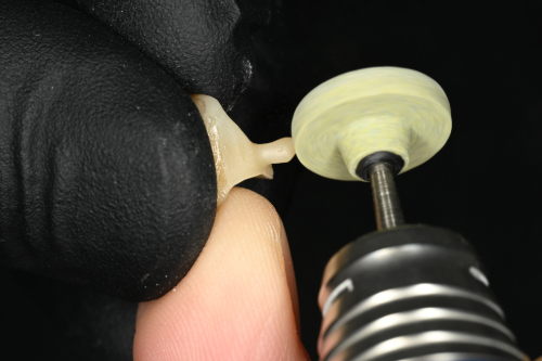 連結部バリ取りシーン